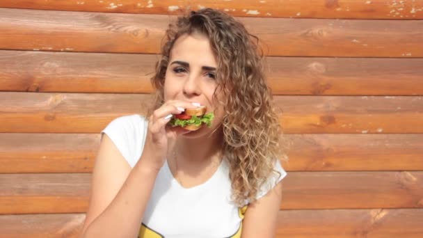 Beautiful Girl Curly Hair Eating Summer Sandwich — Stock Video