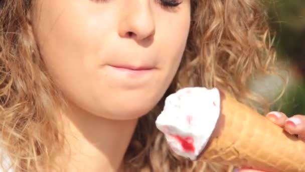 Beautiful Girl Curly Hair Eating Ice Cream Summer Portrait — Stock Video