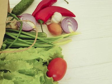 Beyaz ahşap kağıt torba organik sebze