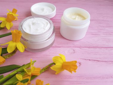 Nergis kozmetik krem bir pembe ahşap üzerinde