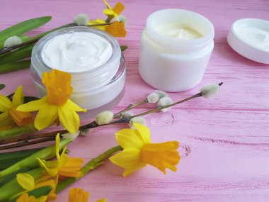 Nergis kozmetik krem pembe ahşap, willow üzerinde