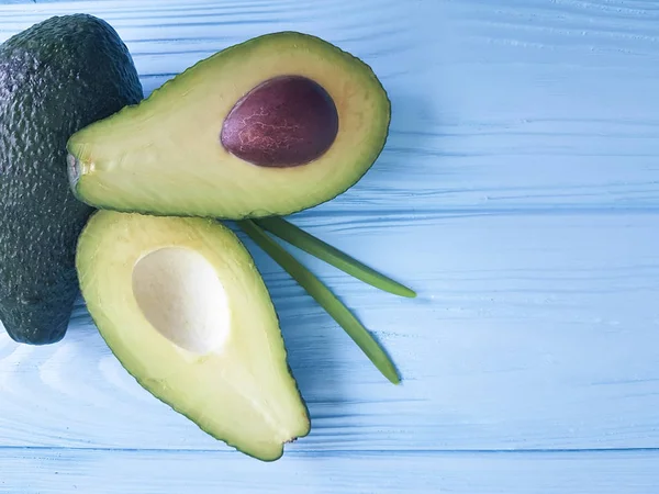 Aguacate Fresco Sobre Madera Azul —  Fotos de Stock