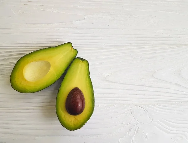 Aguacate Fresco Sobre Madera Blanca —  Fotos de Stock