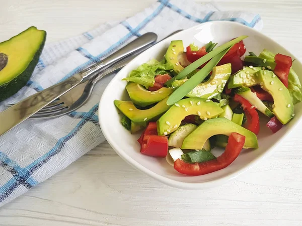 Salat Mit Avocado Und Sesam Auf Einem Holzboden — Stockfoto