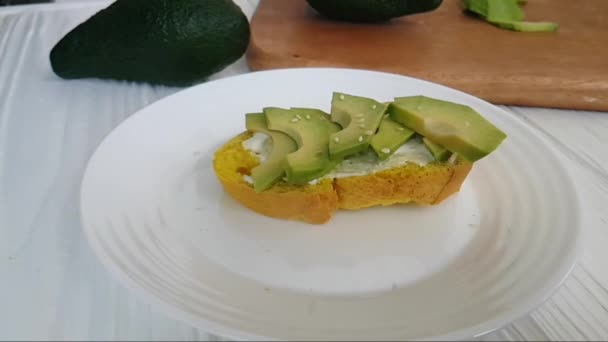 Smörgås Med Avocado Beströs Med Sesamfrön — Stockvideo