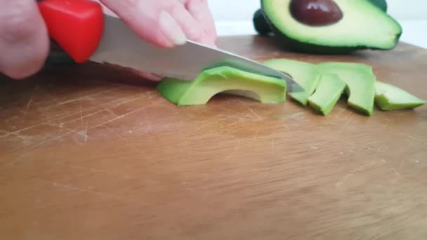 Hand Scheibe Avocado Auf Holz — Stockvideo