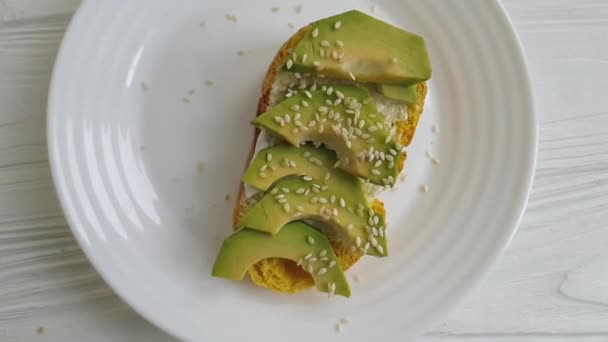 Бутерброд Авокадо Посыпанный Кунжутом — стоковое видео