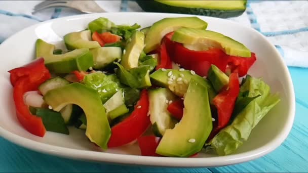 Sallad Med Avokado Och Sesam Strö Trä — Stockvideo