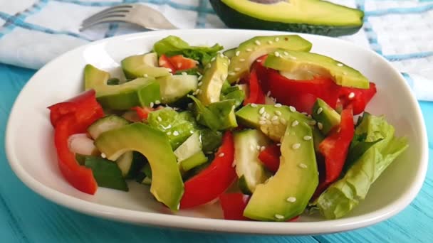 Salade Avec Avocat Sésame Saupoudrer Sur Bois — Video