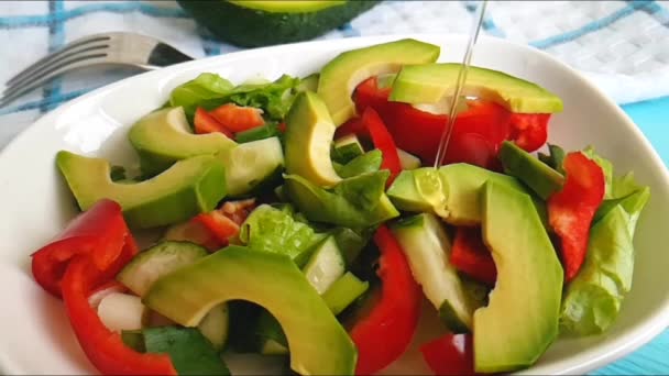 Salade Met Avocado Sesam Zaden Olie Wordt Gegoten Een Houten — Stockvideo