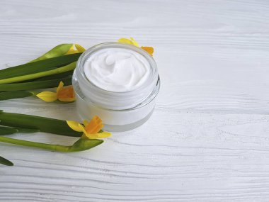 Beyaz tahta üzerine krem kozmetik nergis el yapımı