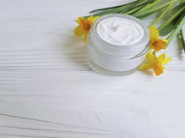 Beyaz tahta üzerine krem kozmetik nergis el yapımı