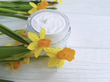 Beyaz tahta üzerine krem kozmetik nergis el yapımı