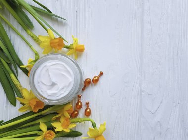 krem kozmetik nergis kapsül Beyaz ahşap el yapımı