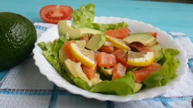 Avokado somon limonlu salata