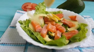 salata avokado somon, limon uçar