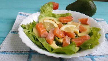 Avokado somon limonlu salata