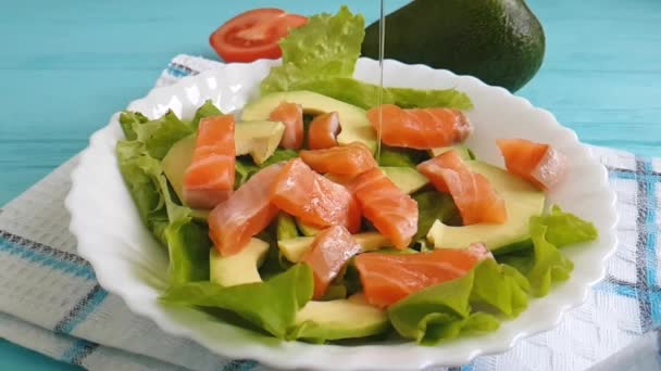 Salade Avec Saumon Avocat Versé Avec Huile — Video