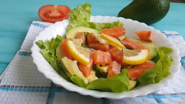 Salade Met Avocado Zalm Bestrooid Met Peper — Stockvideo