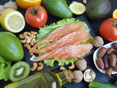 kırmızı balık, avokado fındık siyah ahşap, sağlıklı gıda