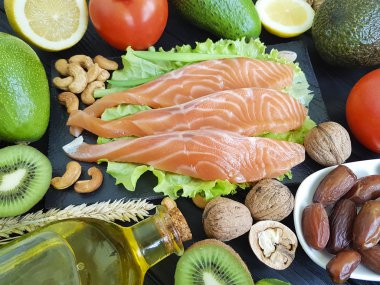 kırmızı balık, avokado fındık siyah ahşap, sağlıklı gıda
