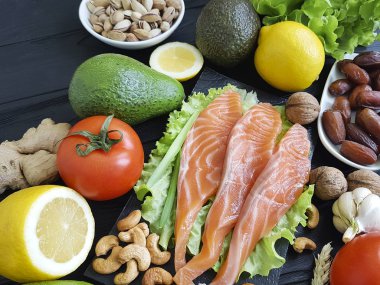 kırmızı balık, avokado fındık siyah ahşap, sağlıklı gıda,