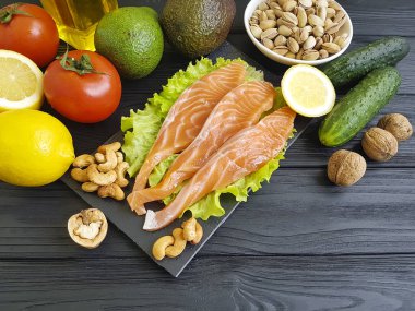 kırmızı balık, avokado fındık siyah ahşap, sağlıklı gıda,