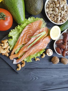 kırmızı balık, avokado fındık siyah ahşap, sağlıklı gıda,