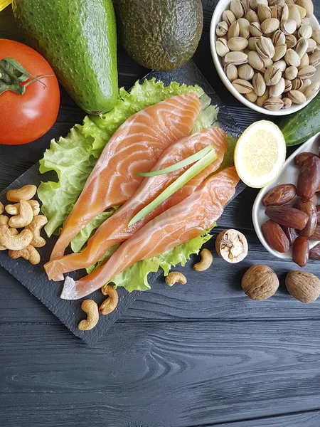 kırmızı balık, avokado fındık siyah ahşap, sağlıklı gıda,