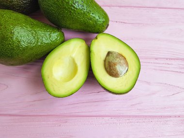 bir pembe ahşap üzerinde taze avokado