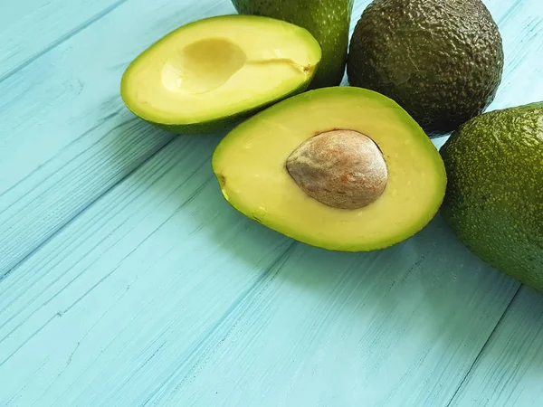 Aguacate Fresco Sobre Madera Azul —  Fotos de Stock