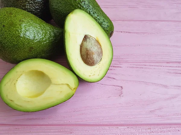 Bir Pembe Ahşap Üzerinde Taze Avokado — Stok fotoğraf