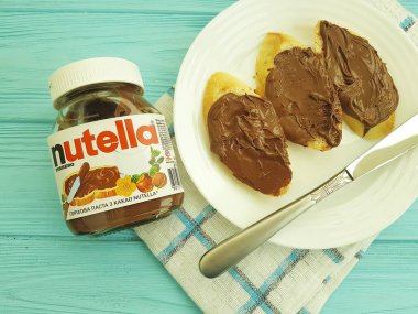 Ukrayna Kiev 10 Mart 2018 Nutella makarna sandviç bir tahta üzerinde