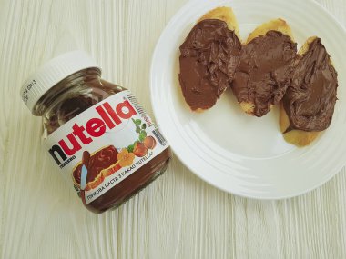 Ukrayna Kiev 10 Mart 2018 Nutella makarna sandviç bir tahta üzerinde