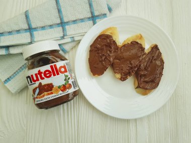 Ukrayna Kiev 10 Mart 2018 Nutella makarna sandviç bir tahta üzerinde