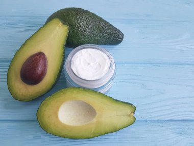 kozmetik avokado üzerinde ahşap krem