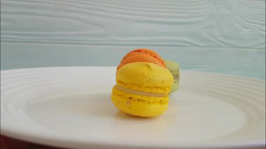 Macaron beyaz bir plaka üzerinde döner