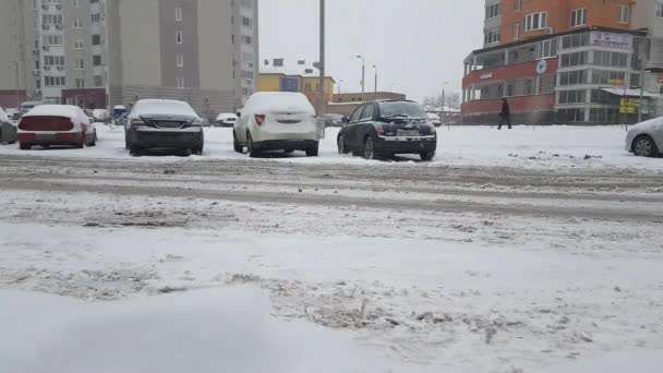ウクライナ キエフ 2018 日冬悪い道路に乗る車 — ストック動画