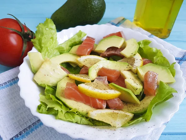 Salat Mit Avocado Rotem Fisch Auf Blauem Holz — Stockfoto