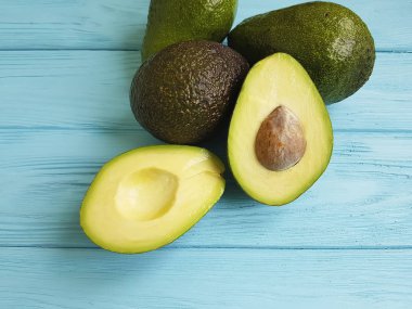 Mavi ahşap taze avokado