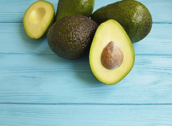 Aguacate Fresco Sobre Madera Azul —  Fotos de Stock