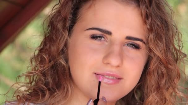 Όμορφο Κορίτσι Χρωματίζει Χείλη Σγουρά Μαλλιά Καλοκαίρι — Αρχείο Βίντεο