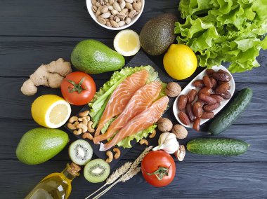 kırmızı balık, ahşap sağlıklı gıda, avokado tarihleri