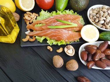 kırmızı balık, ahşap sağlıklı gıda, avokado tarihleri