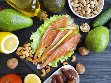 kırmızı balık, ahşap sağlıklı gıda, avokado tarihleri