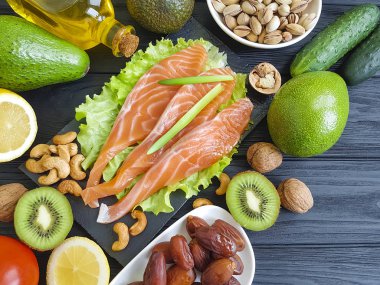 kırmızı balık, ahşap sağlıklı gıda, avokado tarihleri