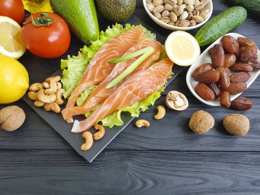 kırmızı balık, ahşap sağlıklı gıda, avokado tarihleri