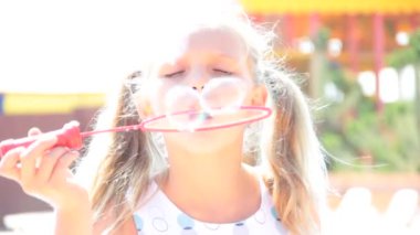 sabun köpüğü yaz ile küçük kız