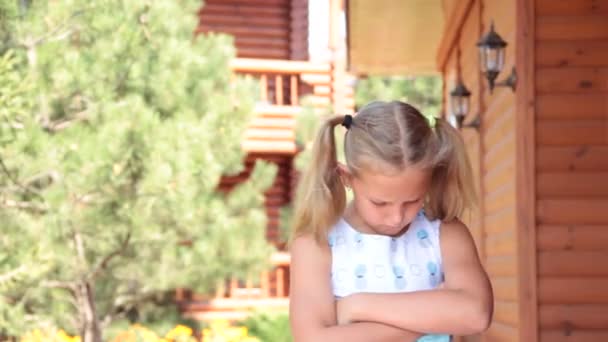 Niña Ofendió Por Naturaleza — Vídeo de stock