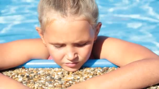 Liten Tjej Blond Porträtt Pool Sommar — Stockvideo